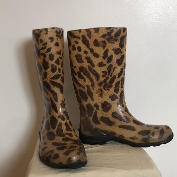 Sasha - Leopard Print Rain Boots 🐆 - Picture 3 of 10